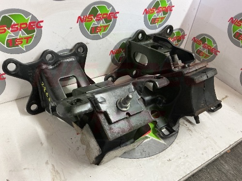 2020 Nissan Navara NP300 Pair of Engine Mounts 2016-2021