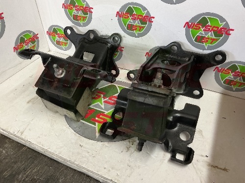 2020 Nissan Navara NP300 Pair of Engine Mounts 2016-2021